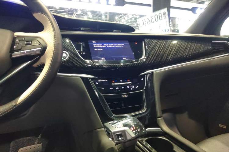 Used Cadillac XT6 2022 2.0T Six-Seater Two-Wheel-Drive Luxury Version Audio And AC Panel