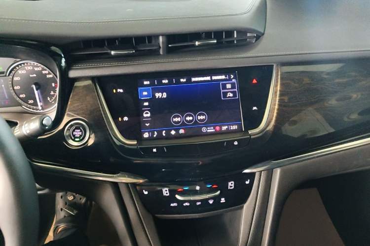 Used Cadillac XT6 2022 2.0T Six-Seater Two-Wheel-Drive Luxury Version Audio And AC Panel