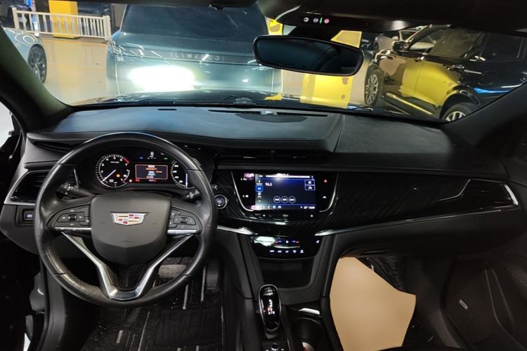 Used Cadillac XT6 2022 2.0T Six-Seater Two-Wheel-Drive Luxury Version Center Console