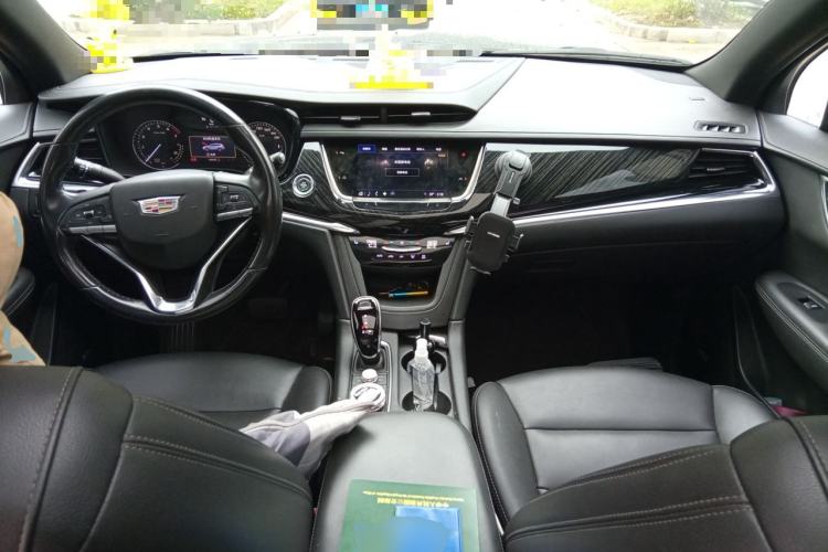 Used Cadillac XT6 2022 2.0T Six-Seater Two-Wheel-Drive Luxury Version Center Console