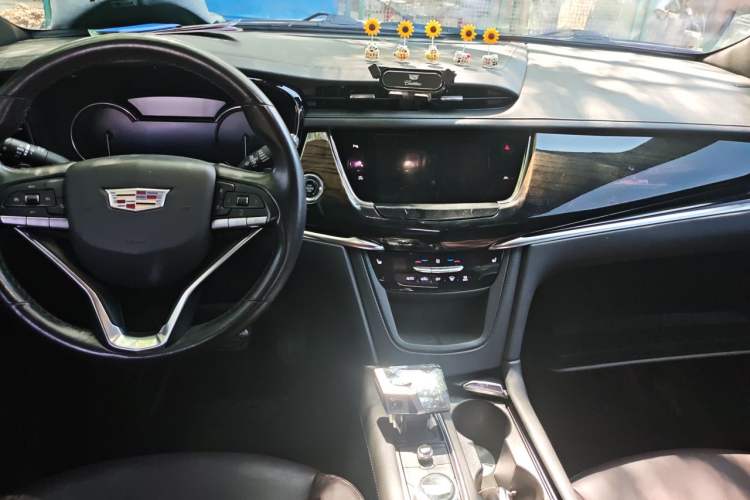 Used Cadillac XT6 2022 2.0T 7-Seater Two-Wheel Drive Luxury Version Center Console