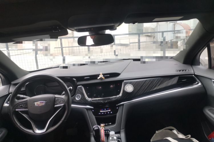 Used Cadillac XT6 2022 2.0T Six-Seater Two-Wheel-Drive Luxury Version Center Console