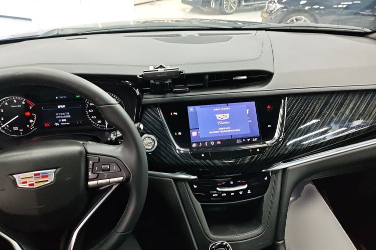 Used Cadillac XT6 2022 2.0T Six-Seater Two-Wheel-Drive Luxury Version Center Console