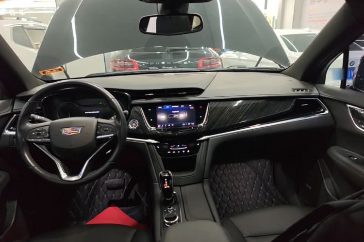 Used Cadillac XT6 2022 2.0T Six-Seater Two-Wheel-Drive Luxury Version Center Console