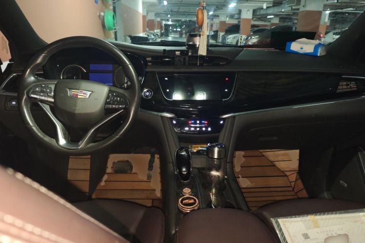 Used Cadillac XT6 2022 2.0T Six-Seater Two-Wheel-Drive Luxury Version Center Console