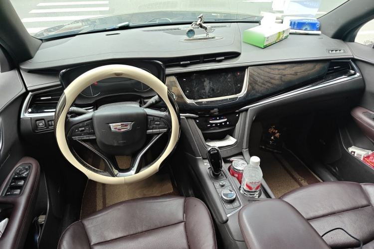 Used Cadillac XT6 2022 2.0T Six-Seater Two-Wheel-Drive Luxury Version Center Console