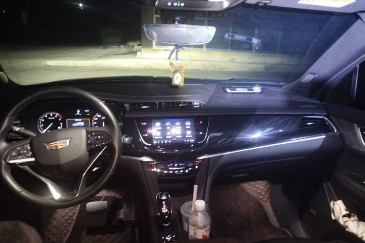 Used Cadillac XT6 2022 2.0T 7-Seater Four-Wheel Drive Luxury Version Center Console