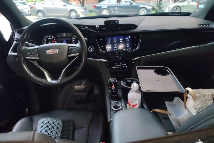 Used Cadillac XT6 2022 2.0T Six-Seater Two-Wheel-Drive Luxury Version Center Console