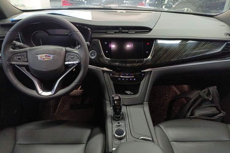 Used Cadillac XT6 2022 2.0T Six-Seater Two-Wheel-Drive Luxury Version Center Console