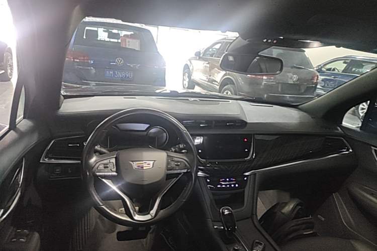 Used Cadillac XT6 2022 2.0T Six-Seater Two-Wheel-Drive Luxury Version Center Console