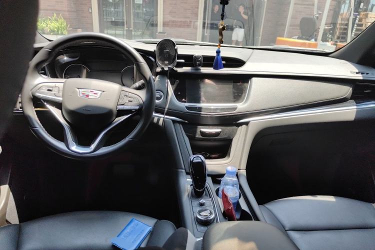 Used Cadillac XT6 2022 2.0T Six-Seater Four-Wheel-Drive Luxury Version Center Console