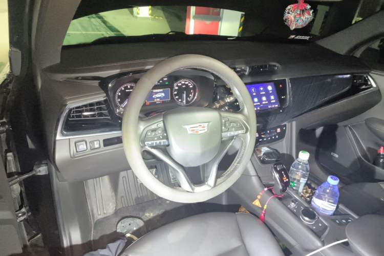 Used Cadillac XT6 2022 2.0T Six-Seater Two-Wheel-Drive Luxury Version Center Console