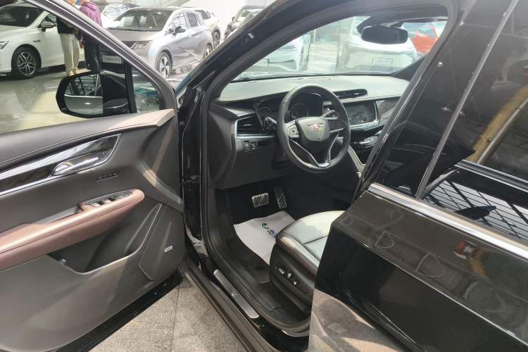 Used Cadillac XT6 2022 2.0T Six-Seater Two-Wheel-Drive Luxury Version Driver Seat
