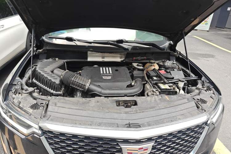 Used Cadillac XT6 2022 2.0T Six-Seater Two-Wheel-Drive Luxury Version Engine Bay