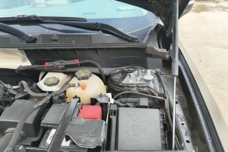 Used Cadillac XT6 2022 2.0T Six-Seater Four-Wheel Drive Luxury Version Engine Bay Left