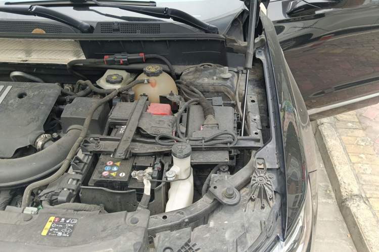 Used Cadillac XT6 2022 2.0T Six-Seater Four-Wheel-Drive Luxury Standard Edition Engine Bay Left