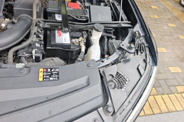 Used Cadillac XT6 2022 2.0T Six-Seater Four-Wheel Drive Luxury Version Engine Bay Left