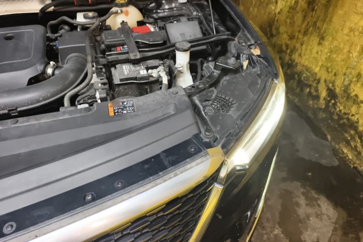 Used Cadillac XT6 2022 2.0T Six-Seater Four-Wheel-Drive Luxury Standard Edition Engine Bay Left
