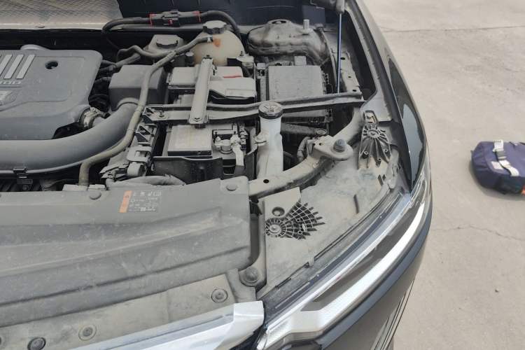 Used Cadillac XT6 2022 2.0T Six-Seater Four-Wheel Drive Luxury Version Engine Bay Left
