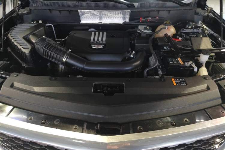 Used Cadillac XT6 2022 2.0T Six-Seater Two-Wheel-Drive Luxury Version Engine Bay