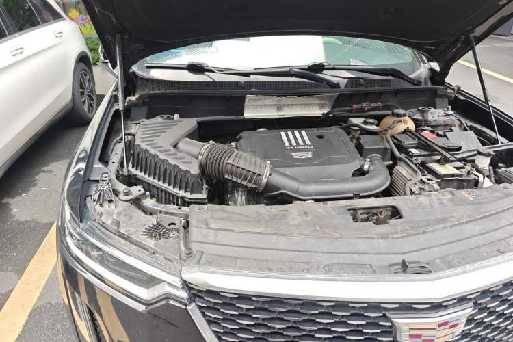 Used Cadillac XT6 2022 2.0T Six-Seater Two-Wheel-Drive Luxury Version Engine Bay Right