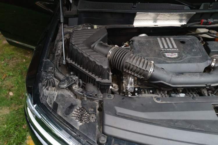 Used Cadillac XT6 2022 2.0T Six-Seater Two-Wheel-Drive Luxury Version Engine Bay Right