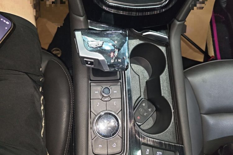 Used Cadillac XT6 2022 2.0T Six-Seater Two-Wheel-Drive Luxury Version Gear Lever