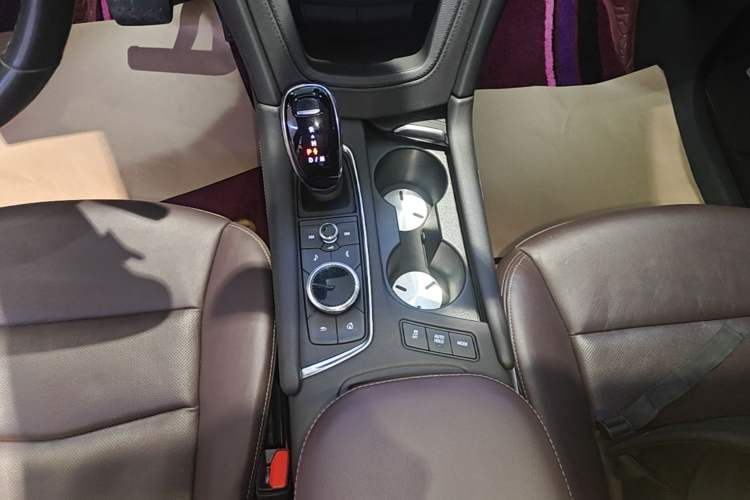 Used Cadillac XT6 2022 2.0T Six-Seater Four-Wheel Drive Luxury Version Gear Lever