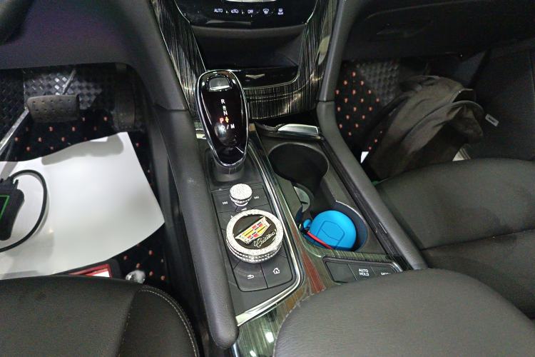 Used Cadillac XT6 2022 2.0T Six-Seater Four-Wheel-Drive Luxury Version Gear Lever