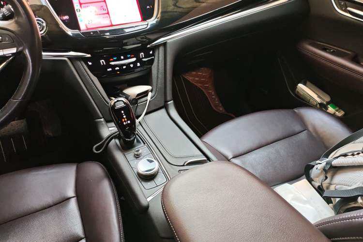 Used Cadillac XT6 2022 2.0T 7-Seater Two-Wheel Drive Luxury Version Gear Lever