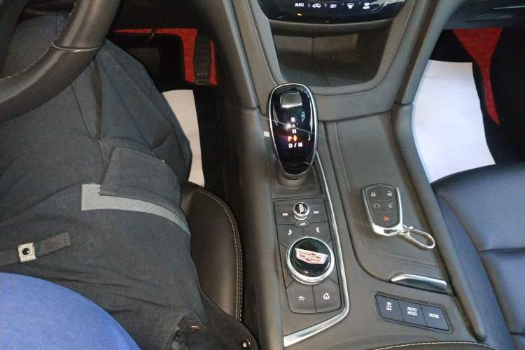 Used Cadillac XT6 2022 2.0T Six-Seater Two-Wheel-Drive Luxury Version Gear Lever