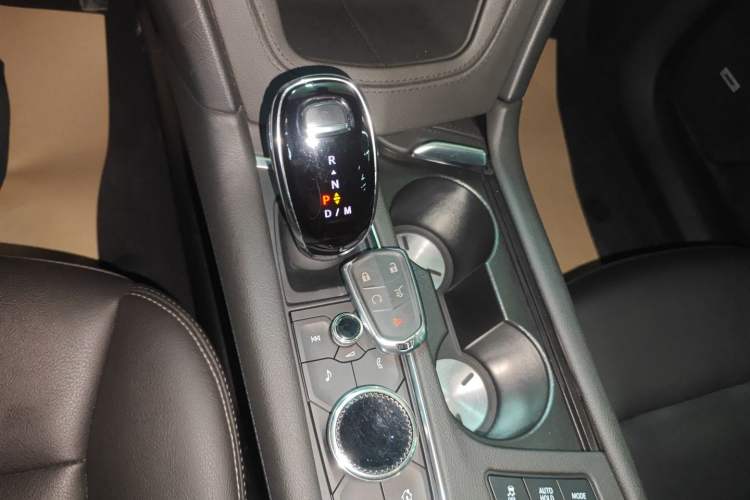 Used Cadillac XT6 2022 2.0T 7-Seater Two-Wheel Drive Luxury Version Gear Lever