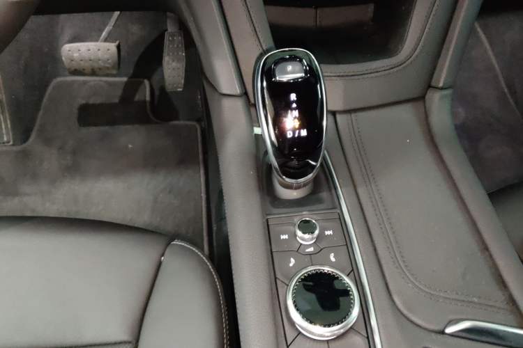 Used Cadillac XT6 2022 2.0T Six-Seater Four-Wheel Drive Luxury Version Gear Lever