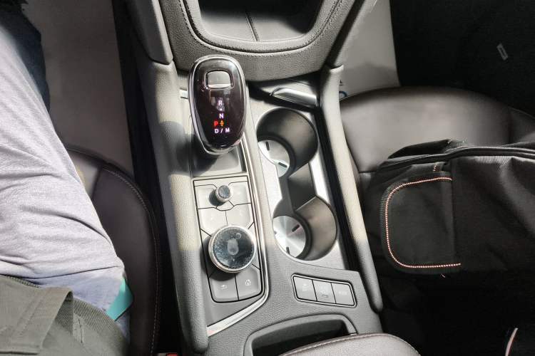 Used Cadillac XT6 2022 2.0T Six-Seater Two-Wheel-Drive Luxury Version Gear Lever
