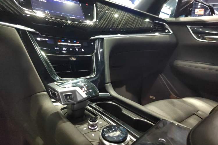 Used Cadillac XT6 2022 2.0T Six-Seater Two-Wheel-Drive Luxury Version Gear Lever