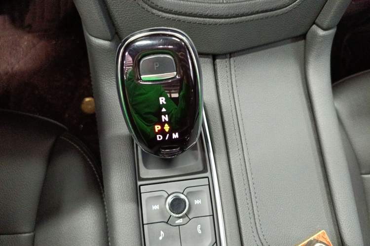 Used Cadillac XT6 2022 2.0T Six-Seater Two-Wheel-Drive Luxury Version Gear Lever
