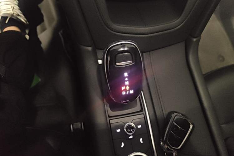 Used Cadillac XT6 2022 2.0T Six-Seater Two-Wheel-Drive Luxury Version Gear Lever