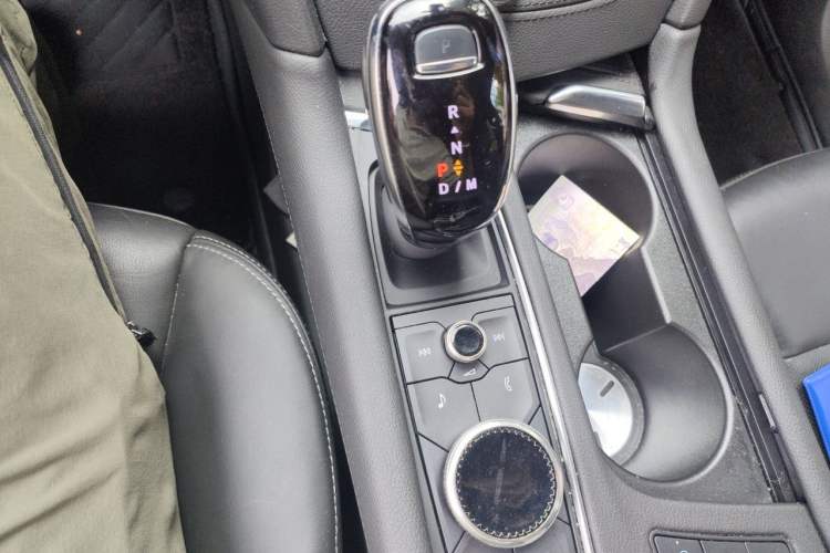 Used Cadillac XT6 2022 2.0T Six-Seater Four-Wheel-Drive Luxury Standard Edition Gear Lever