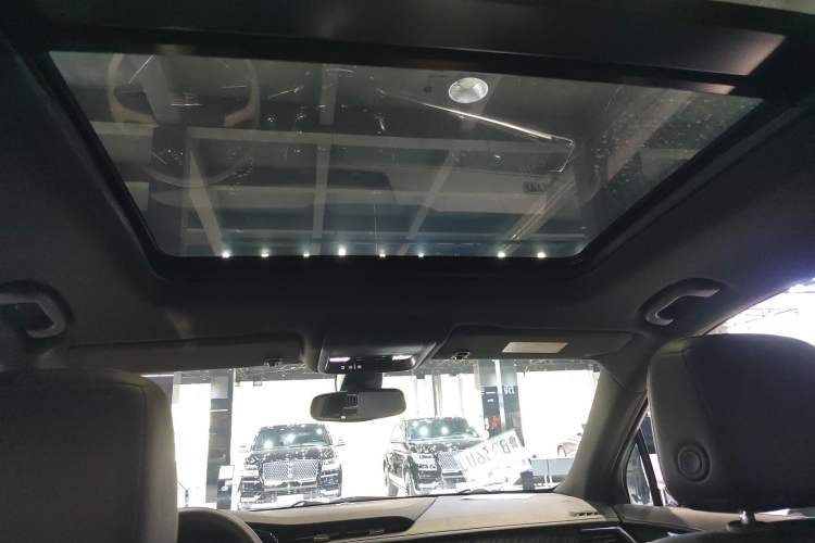Used Cadillac XT6 2022 2.0T Six-Seater Two-Wheel-Drive Luxury Version Headliner