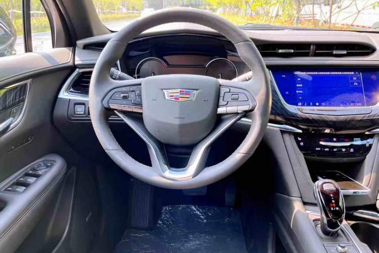 Used Cadillac XT6 2022 2.0T Six-Seater Four-Wheel-Drive Luxury Standard Edition Interior 2