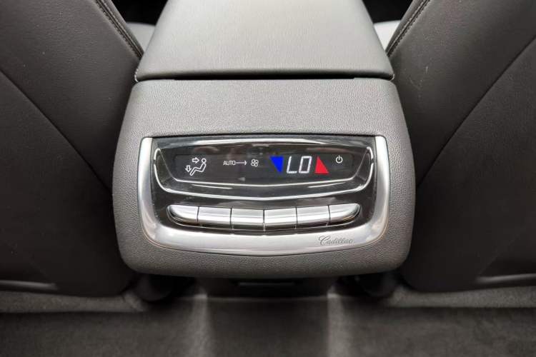 Used Cadillac XT6 2022 2.0T Six-Seater Four-Wheel Drive Luxury Version Interior 2