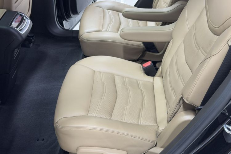Used Cadillac XT6 2022 2.0T Six-Seater All-Wheel-Drive Platinum 120th Anniversary Limited Edition Interior 4