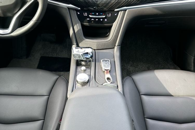Used Cadillac XT6 2022 2.0T Six-Seater Two-Wheel-Drive Luxury Version Interior 5