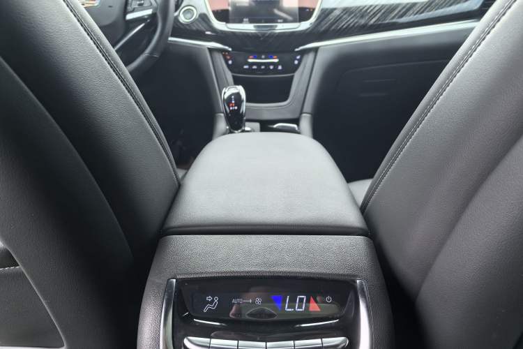 Used Cadillac XT6 2022 2.0T Six-Seater Four-Wheel Drive Luxury Version Interior 7