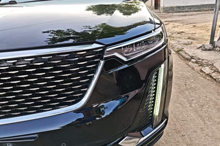 Used Cadillac XT6 2022 2.0T Six-Seater Two-Wheel-Drive Luxury Version Left Front Headlight