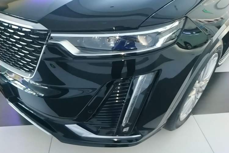 Used Cadillac XT6 2022 2.0T Six-Seater Two-Wheel-Drive Luxury Version Left Front Headlight