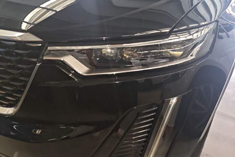 Used Cadillac XT6 2022 2.0T Six-Seater Two-Wheel-Drive Luxury Version Left Front Headlight