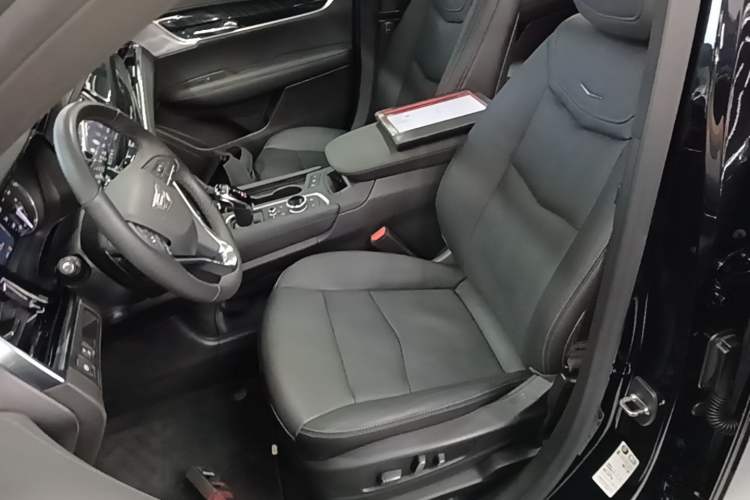 Used Cadillac XT6 2022 2.0T Six-Seater Four-Wheel-Drive Luxury Standard Edition Left Front Seat