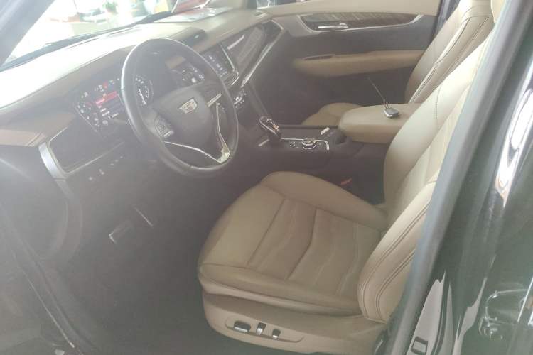 Used Cadillac XT6 2022 2.0T Six-Seater Four-Wheel-Drive Platinum Edition Left Front Seat