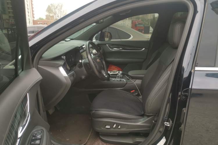 Used Cadillac XT6 2022 2.0T Six-Seater Two-Wheel-Drive Luxury Version Left Front Seat